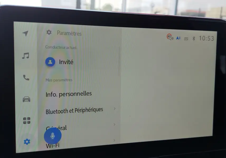 Écran tactile du système multimédia de la Toyota Corolla Touring Sport 2026 affichant les paramètres Bluetooth et Wi-Fi.