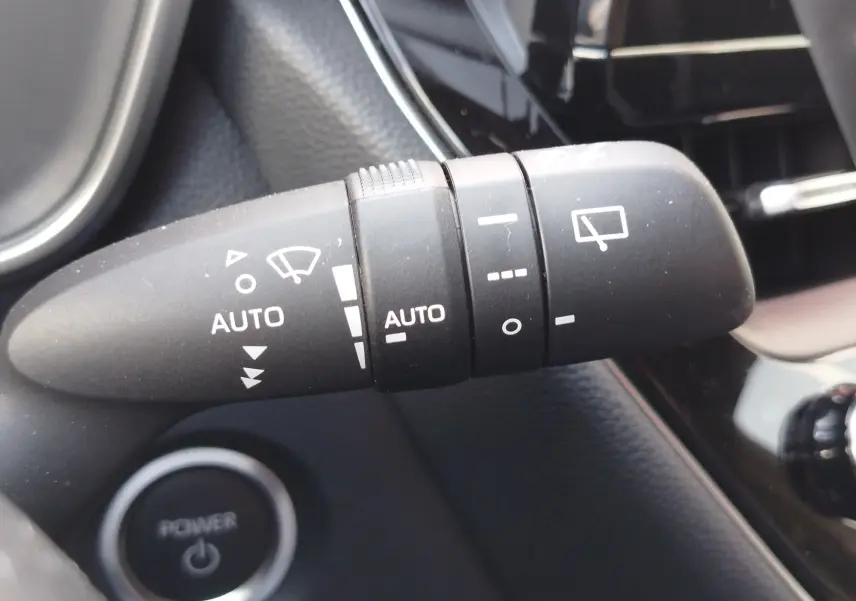 Gros plan sur la commande d’essuie-glace noire à l’intérieur de la Toyota Corolla Touring Sport gris Atlas 2026.