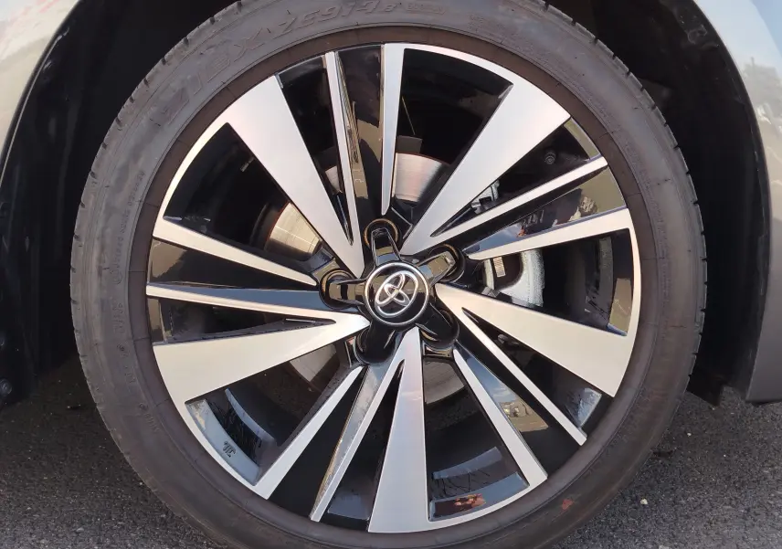 Gros plan sur la jante alliage bicolore noire et argentée d'une Toyota Corolla Touring Sport Gris Atlas.