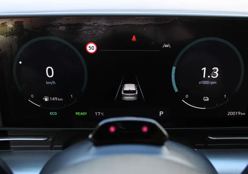 Vue du tableau de bord numérique du Hyundai Kona 2024, affichant la vitesse, régime moteur et assistance à la conduite.
