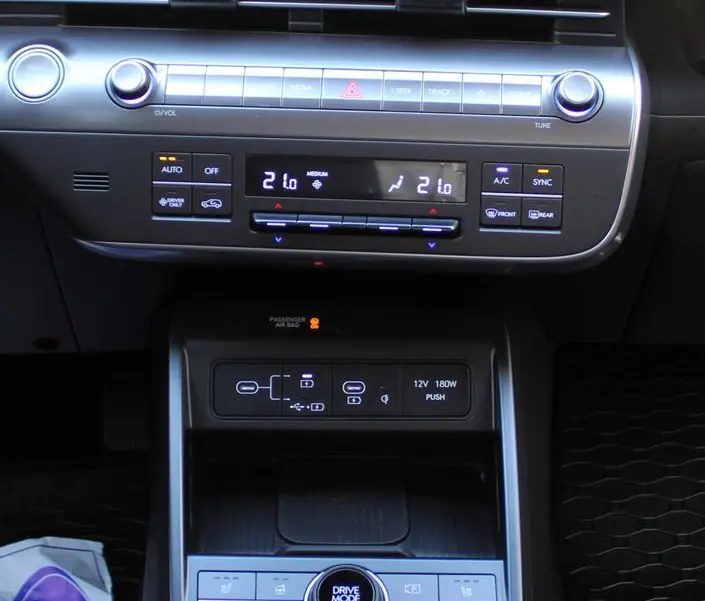 Vue rapprochée de la console centrale du Hyundai Kona 2024, avec écran tactile et commandes climatisation numériques.