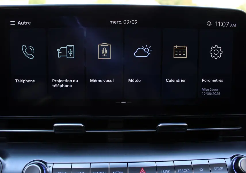 Écran tactile central du Hyundai Kona 2024 affichant les menus téléphone, météo et paramètres, intérieur noir moderne.