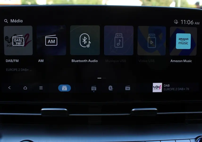 Écran tactile multimédia intérieur du Hyundai Kona 2024 affichant les options audio Bluetooth et radio DAB/FM.