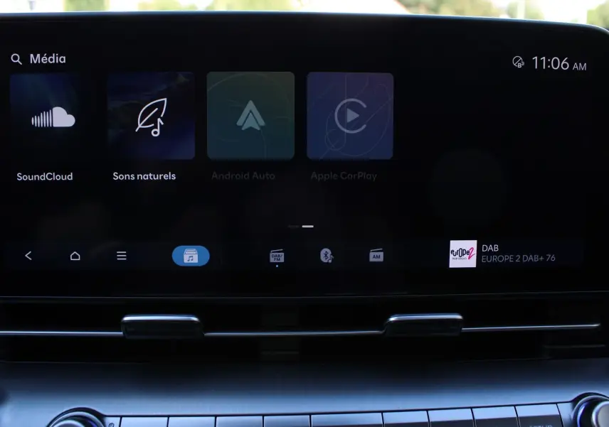 Écran tactile central du Hyundai Kona 2024 affichant les options multimédia avec interface moderne et épurée.