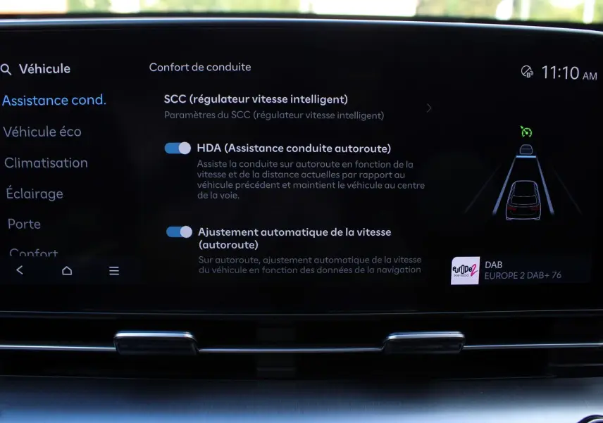 Écran central du Hyundai Kona 2024 affichant les options d’assistance à la conduite avec interface moderne et claire.