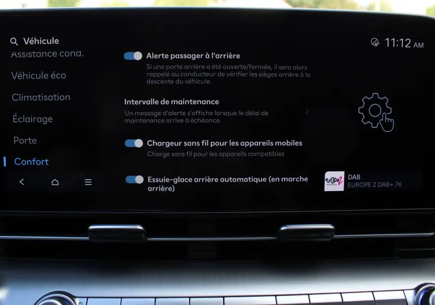Écran tactile central du Hyundai Kona 2024 affichant les réglages d'assistance et confort, intérieur noir.