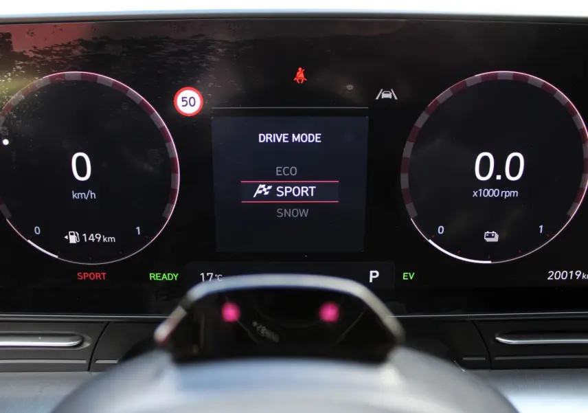 Tableau de bord numérique du Hyundai Kona 2024 affichant le mode de conduite Sport et la vitesse à 0 km/h.