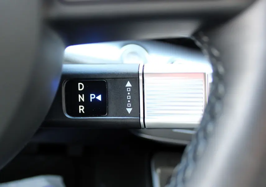 Gros plan sur la commande de boîte automatique avec affichage lumineux des modes D, N, R et P dans un Hyundai Kona 2024.