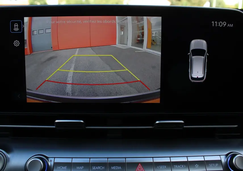 Écran multimédia affichant la caméra de recul du Hyundai Kona rouge Ultimate Metal, vue intérieure du tableau de bord.
