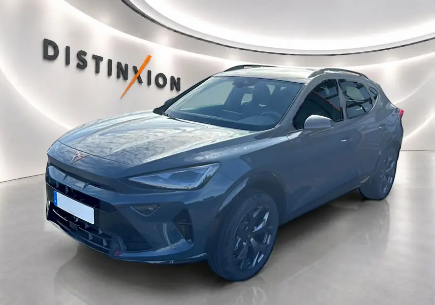 Vue 3/4 avant d'un CUPRA Formentor bleu fjord avec jantes 18 pouces et barres de toit, en intérieur showroom.