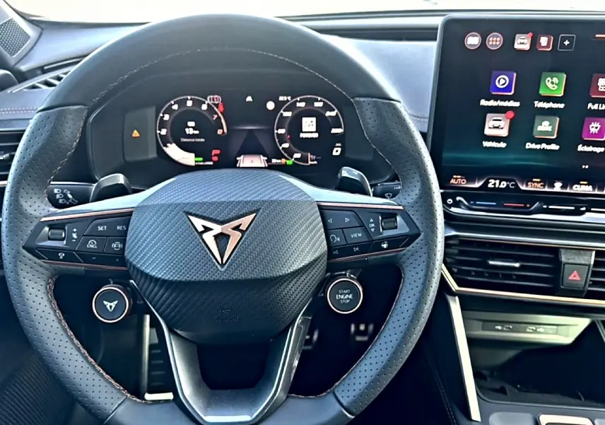 Vue rapprochée du volant sport en cuir perforé de la CUPRA Formentor 2026 avec commandes multifonctions et écran tactile.