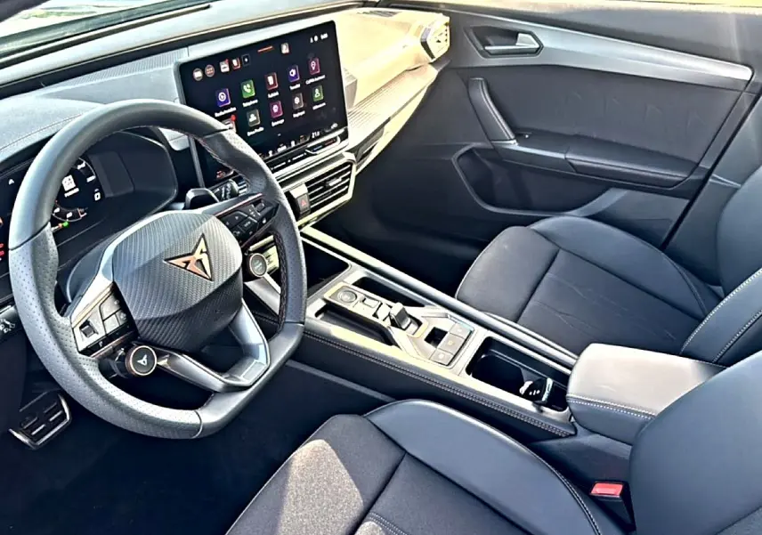 Vue intérieure côté conducteur du CUPRA Formentor bleu fjord 2026, volant cuir multifonction et écran tactile central.