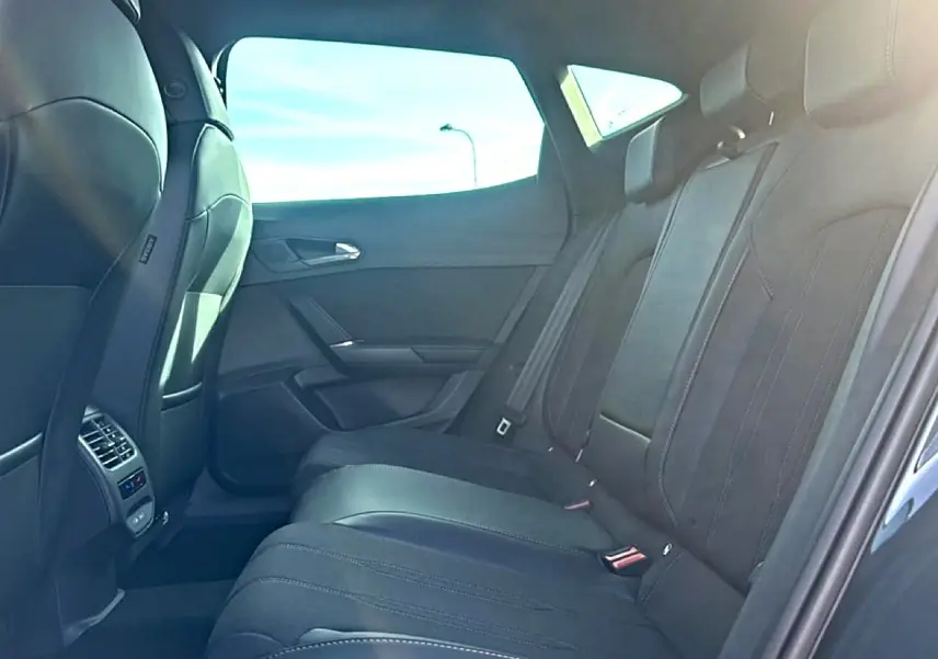 Vue intérieure côté droit des sièges arrière noirs en tissu et cuir du CUPRA Formentor 1.5 etsi hybrid 2026.