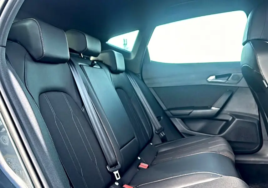 Vue intérieure côté droit des sièges arrière noirs avec surpiqûres claires d'une CUPRA Formentor 1.5 etsi hybrid 2026.