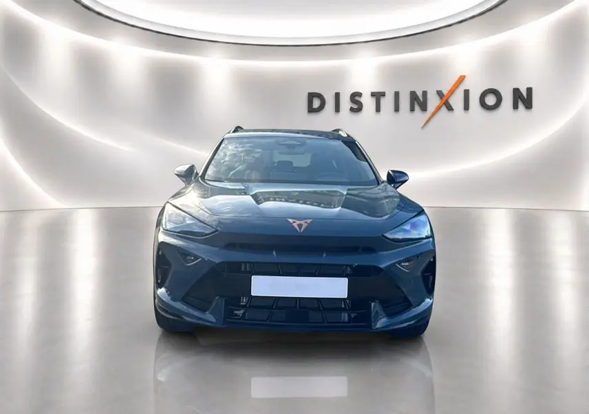 Vue avant d'un CUPRA Formentor 1.5 etsi hybrid bleu fjord avec logo distinctif sur fond lumineux blanc.
