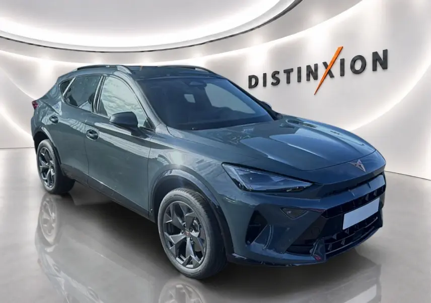 Vue 3/4 avant droit du SUV CUPRA Formentor bleu fjord avec jantes 18 pouces et calandre noire brillante.