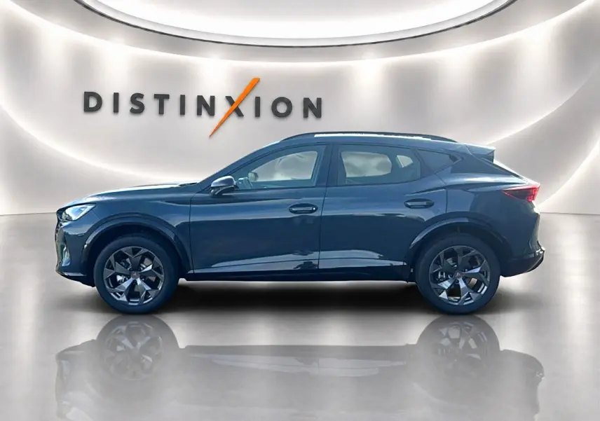 Vue latérale droite d'un CUPRA Formentor 1.5 etsi hybrid bleu fjord avec jantes 18 pouces dans un showroom lumineux.