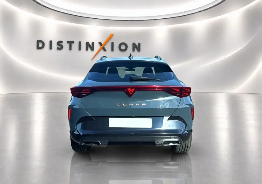 Vue arrière du CUPRA Formentor 1.5 etsi hybrid bleu fjord, avec feux LED et double sortie d’échappement.