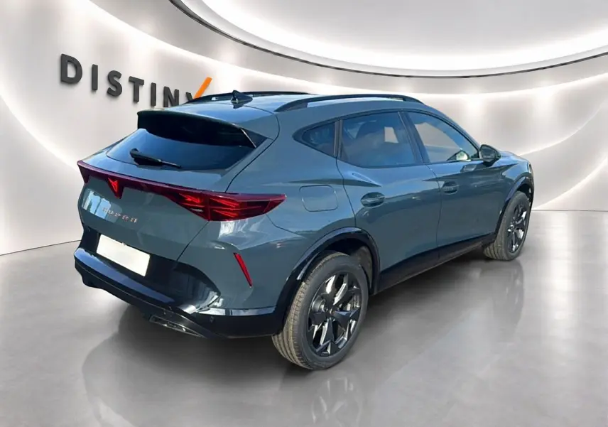 Vue 3/4 arrière droite d'un CUPRA Formentor bleu fjord 2026 avec jantes 18 pouces et feux arrière LED distinctifs.