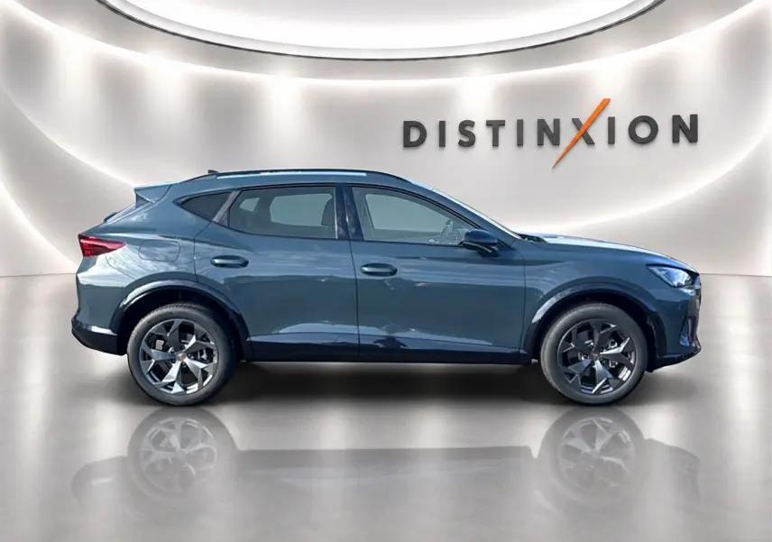 Vue de profil côté gauche du CUPRA Formentor 1.5 etsi hybrid 150 DSG7 en bleu fjord avec jantes 18 pouces.