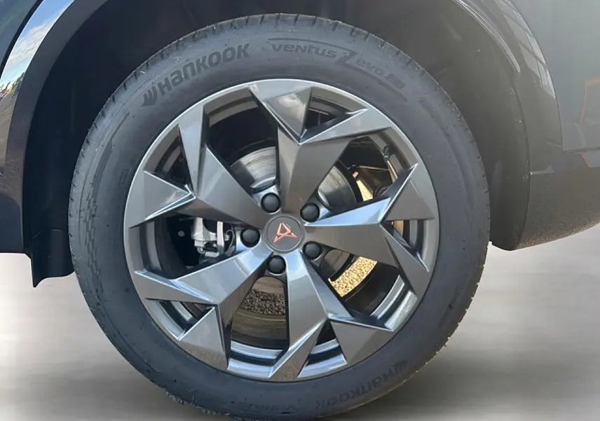 Gros plan sur la jante avant droite du CUPRA Formentor bleu fjord, avec pneu Hankook et logo CUPRA central.