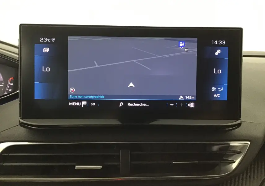 Écran central tactile du tableau de bord du Peugeot 5008 blanc nacré, affichant la navigation et la climatisation.