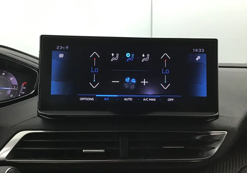 Écran tactile central du tableau de bord du Peugeot 5008 2021 affichant les réglages de climatisation en mode automatique.