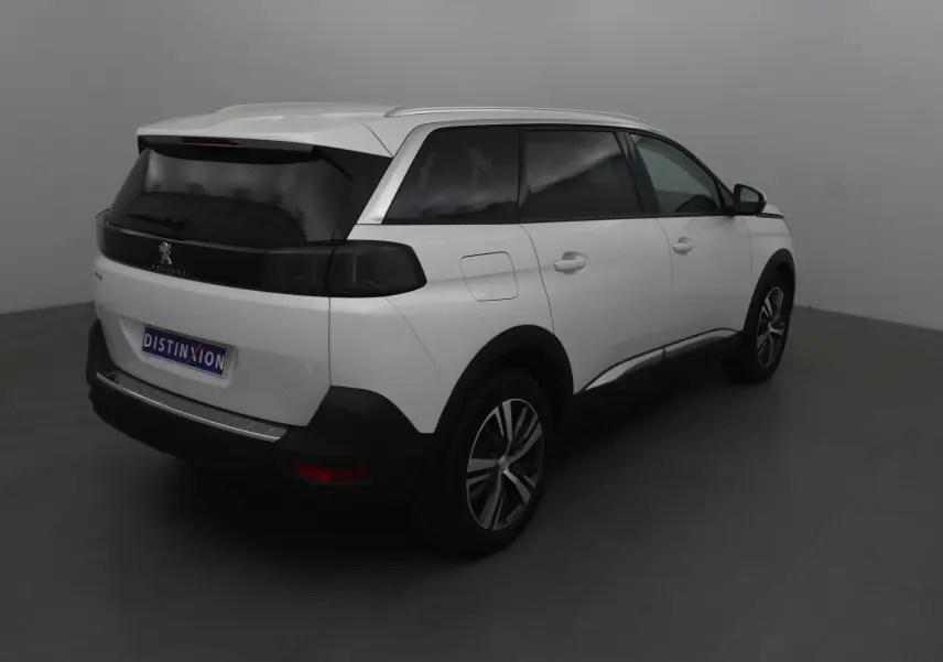 Peugeot 5008 blanc nacré vu en 3/4 arrière droit, avec vitres teintées et jantes alliage noires.