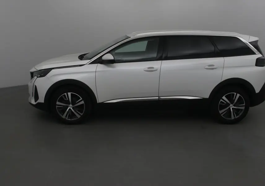 Peugeot 5008 blanc nacré vu de profil côté gauche, avec jantes alliage et vitres teintées.