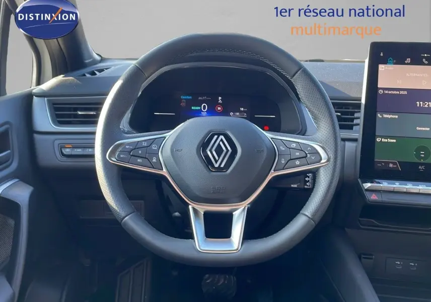 Vue rapprochée du volant noir du Renault Captur E-Tech 2025 avec tableau de bord numérique et écran tactile.