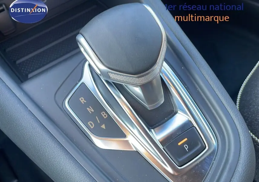 Le levier de vitesse automatique du Renault Captur E-Tech Hybrid 2025 en gros plan, finition chrome et noir.