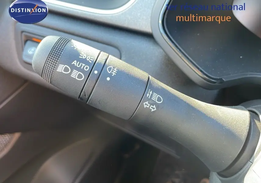 Gros plan sur la commande des phares et clignotants dans l’habitacle du Renault Captur E-Tech hybride 2025.