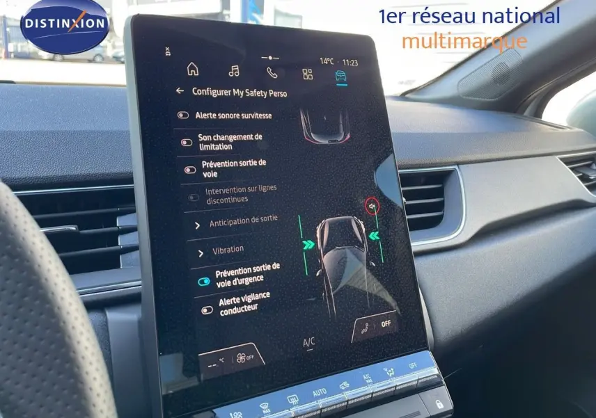 Vue intérieure du tableau de bord du Renault Captur 2025, écran tactile central affichant les aides à la conduite.