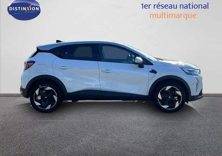 Profil droit du Renault Captur E-Tech hybride blanc nacré avec toit gris, jantes noires et détails modernes.