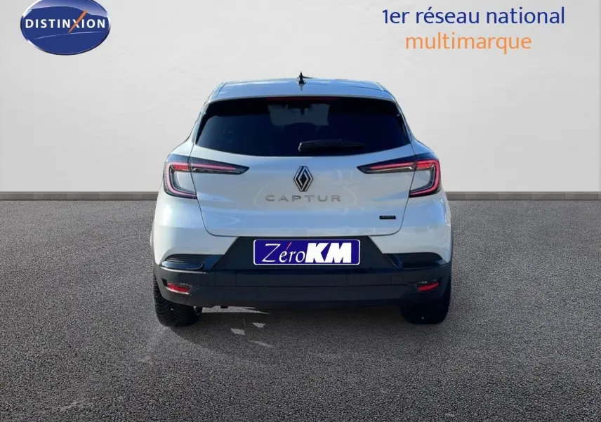 Vue arrière d'un Renault Captur blanc nacré avec toit gris, mettant en valeur ses feux LED et son design compact.