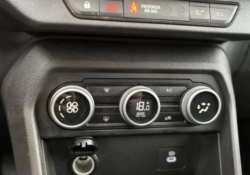 Gros plan sur les commandes de climatisation automatique du tableau de bord du Dacia Jogger 2025.