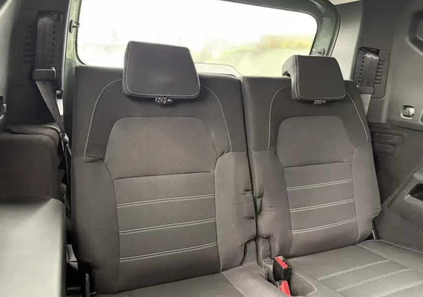 Vue rapprochée sur les deux sièges arrière rabattables noirs du DACIA JOGGER ECO-G 100 Expression 7PL, intérieur spacieux.