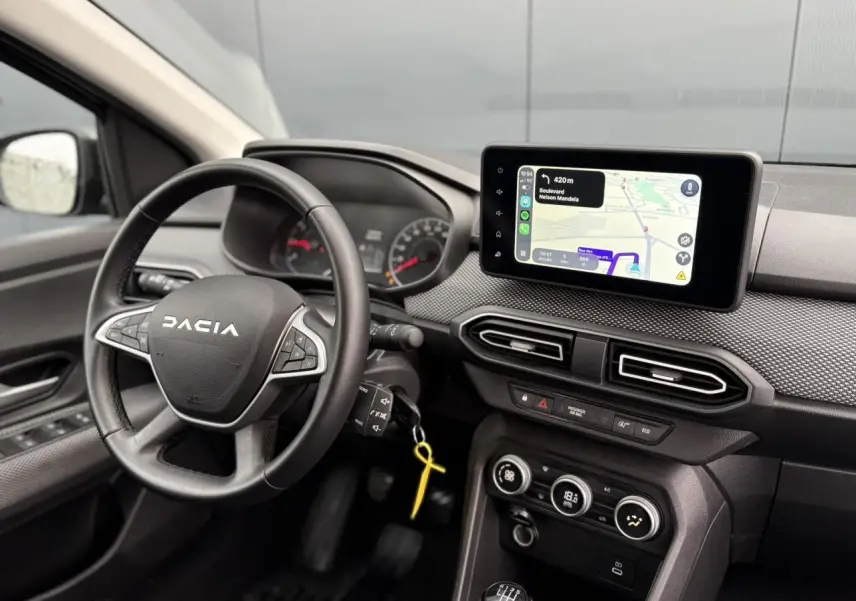 Vue intérieure du tableau de bord du Dacia Jogger 2025 avec écran tactile GPS et volant noir marqué DACIA.