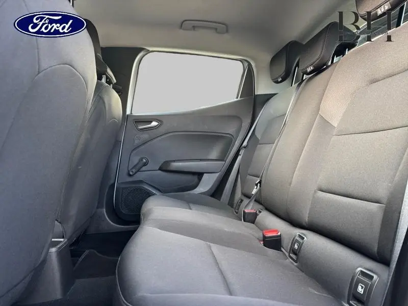 Vue intérieure arrière côté droit de la Renault Clio 1.0 SCe 65ch Life 2020 avec sellerie tissu noir et ceintures de sécurité visibles.