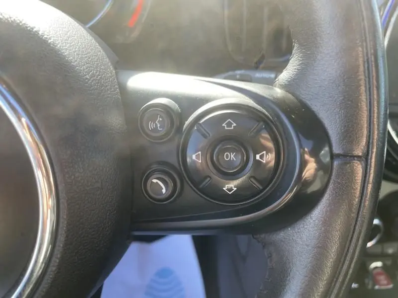 Gros plan sur les commandes à droite du volant en cuir noir du MINI Countryman Cooper D 2018, avec boutons multifonctions.