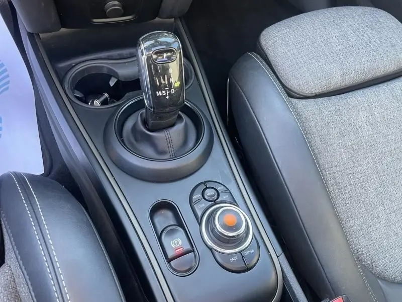Vue rapprochée de la console centrale du MINI Countryman bleu 2018, montrant le levier de vitesse automatique et les commandes.