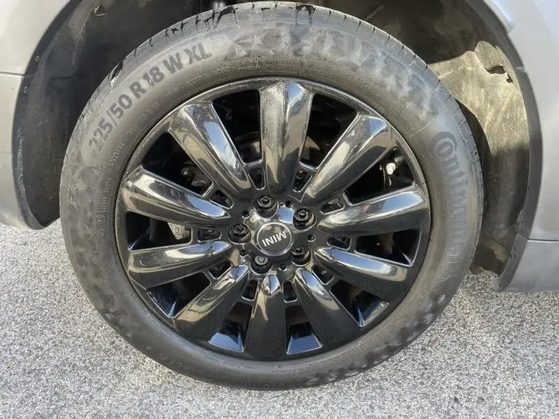 Gros plan sur la jante noire brillante de la MINI Countryman Cooper D 2018, mettant en valeur le logo MINI central.