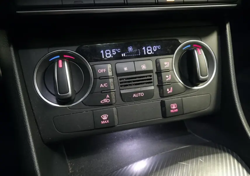 Gros plan sur la console de climatisation automatique de l'Audi Q3 2016 avec affichage digital et commandes rotatives.