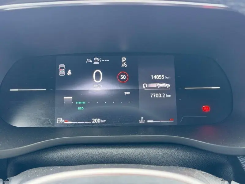 Tableau de bord numérique du Renault Arkana 2025 affichant la vitesse à 0 km/h et l'autonomie de 200 km.