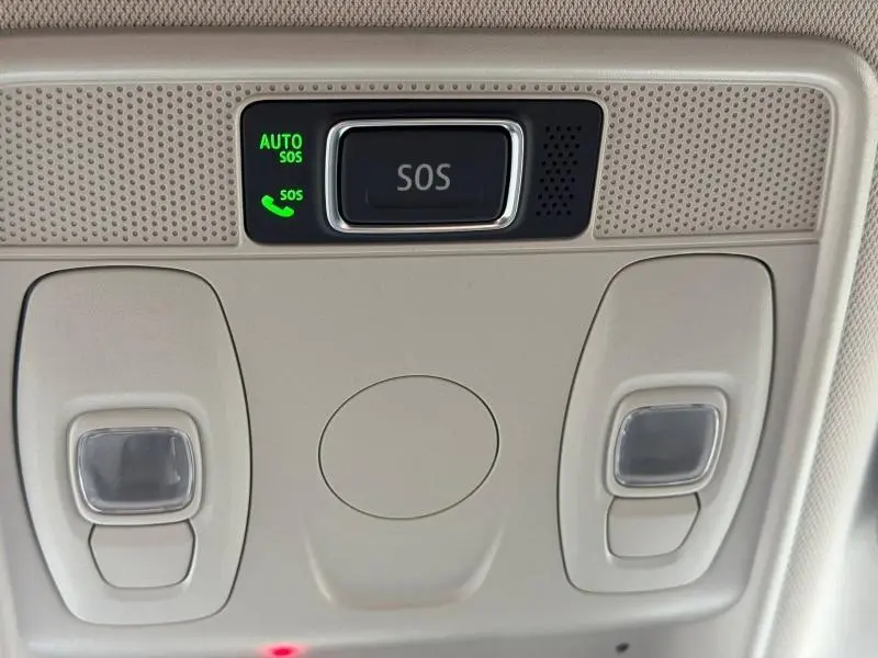 Gros plan sur le plafonnier intérieur du Renault Arkana blanc 2025 avec bouton SOS et éclairages de lecture.