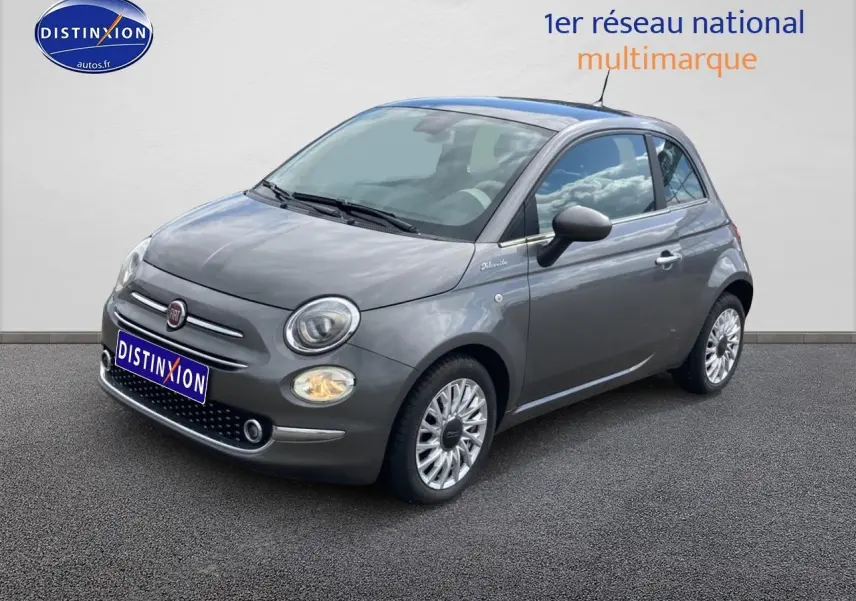 Fiat 500 gris vue 3/4 avant droit, avec jantes alu et toit panoramique en verre visible.
