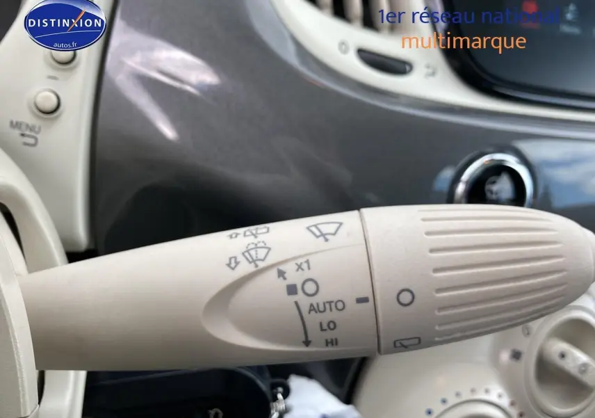 Gros plan sur la commande d’essuie-glace beige à l’intérieur d’une Fiat 500 gris métallisé, version Dolcevita 2022.