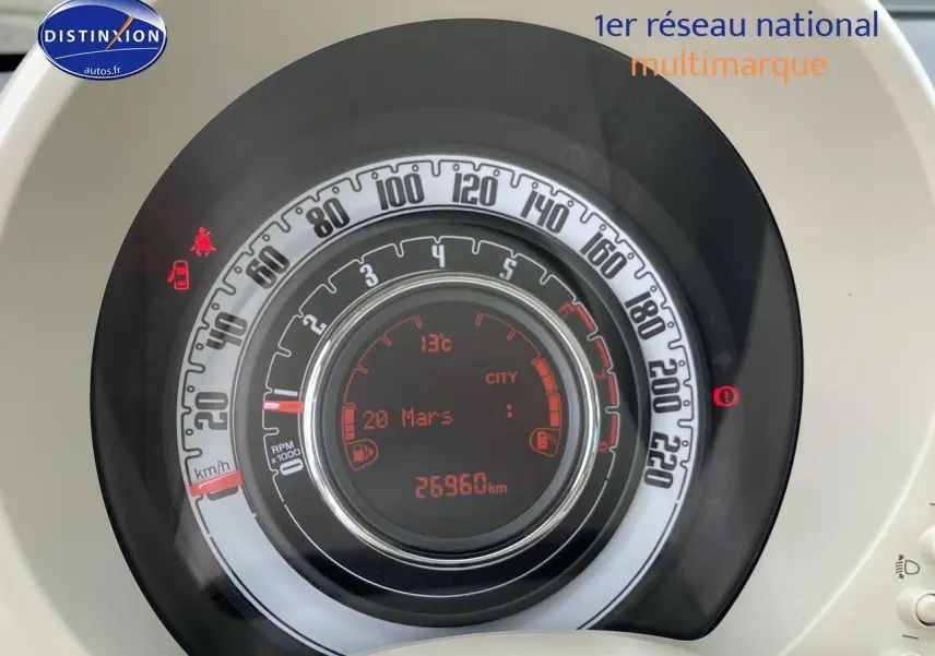 Vue rapprochée du compteur de vitesse circulaire de la Fiat 500 gris, affichant 26960 km et indicateurs numériques rouges.