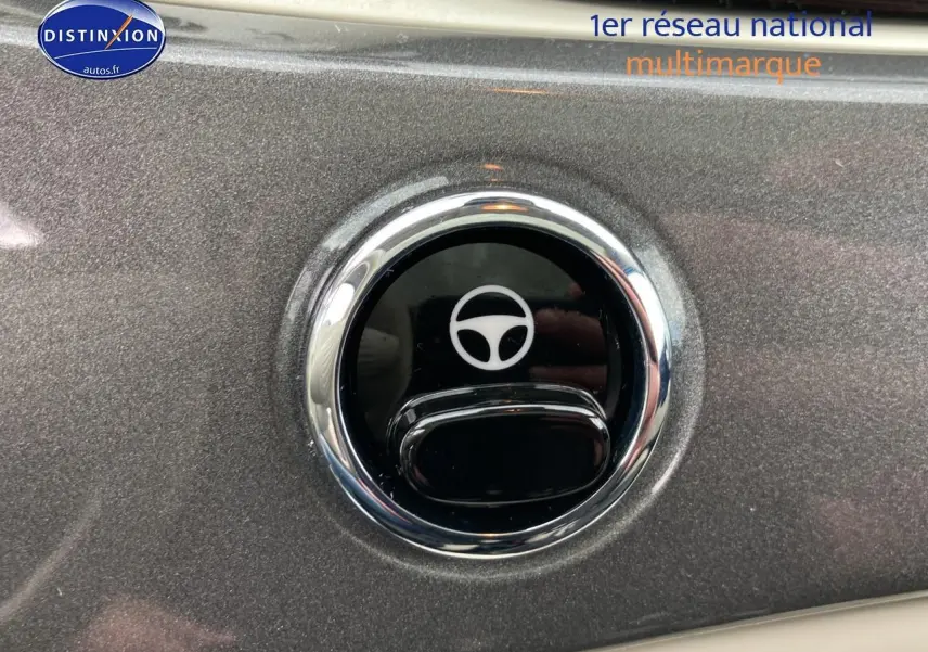 Gros plan sur la poignée de porte gris métallisé de la FIAT 500 1.0 70 bsg dolcevita 2022.