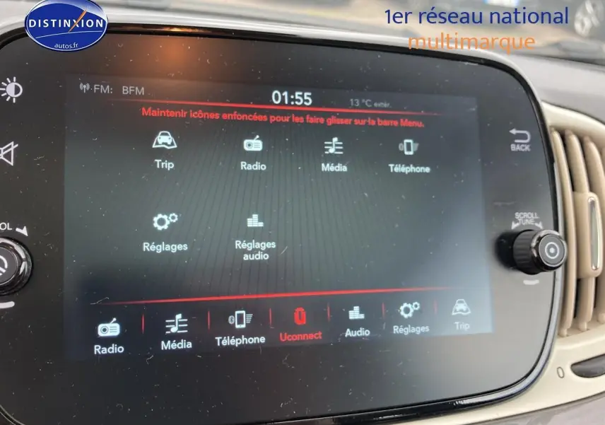 Écran tactile central de la Fiat 500 gris 2022 affichant le menu radio et médias, avec commandes autour.